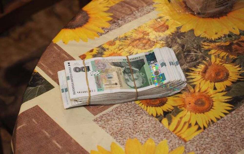 В къща в пазарджишкото село Алеко Константиново са намерени тетрадки с лични данни и 15 000 лв.