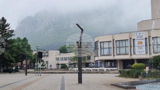 През ноември трупата на Драматично-кукления театър във Враца е подготвила две премиери