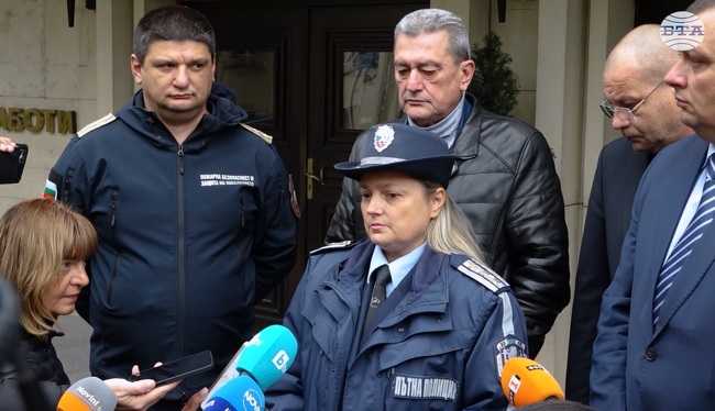 Част от проходите остават затворени за почистване, въведени са временни ограничения в участъци от автомагистралите, каза комисар Мария Ботева