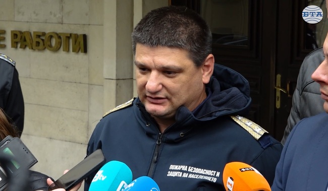 В област Бургас работят 18 екипа с над 50 служители, най-критична е обстановката в Елените, каза комисар Калоян Дончев