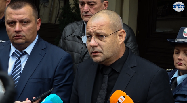 Част от хората в курортното селище Елените отказват да се евакуират, каза главен комисар Захари Васков