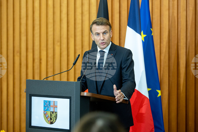 Макрон предупреди, че демокрацията е застрашена, в речта си по повод Деня на германското единство