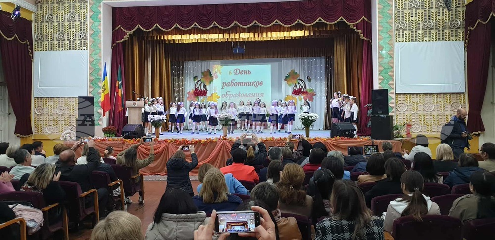 В район Тараклия отбелязаха Деня на учителя с тържествен концерт и награждаване