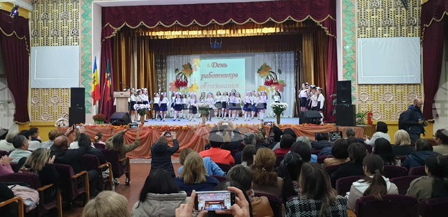 В район Тараклия отбелязаха Деня на учителя с тържествен концерт и награждаване