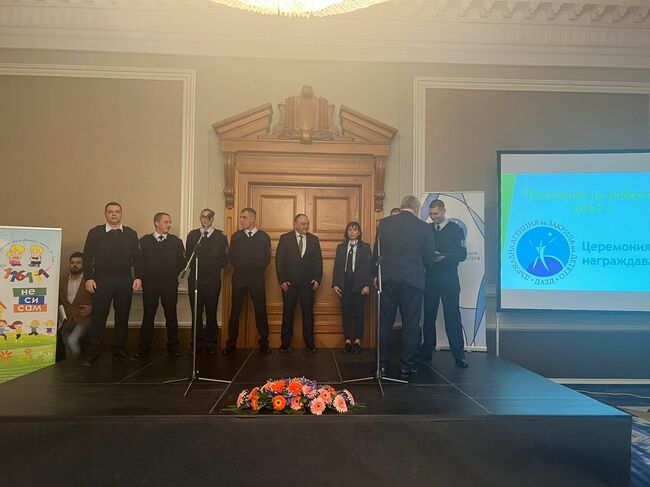 МВР: Министър Демерджиев връчи наградата „Посланик на доброто“ на полицаи от Русе