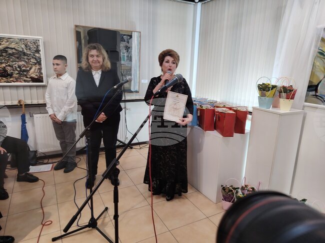 Председателят на парламента Наталия Киселова присъства на церемония по награждаване на заслужили учители в Севлиево