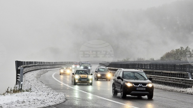 Пътните настилки в страната се обработват от 468 снегопочистващи машини, обстановката е спокойна, съобщиха от АПИ