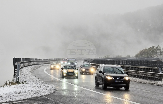 Пътните настилки в страната се обработват от 468 снегопочистващи машини, обстановката е спокойна, съобщиха от АПИ