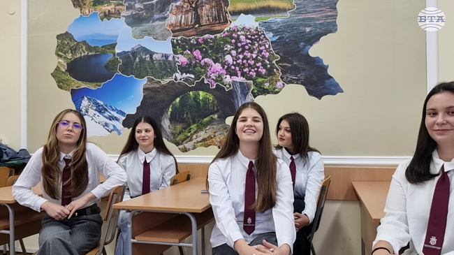 Новият химн на Професионална гимназия по туризъм „Проф. д-р Асен Златаров" в Бургас разказа за училището, което сбъдва мечти