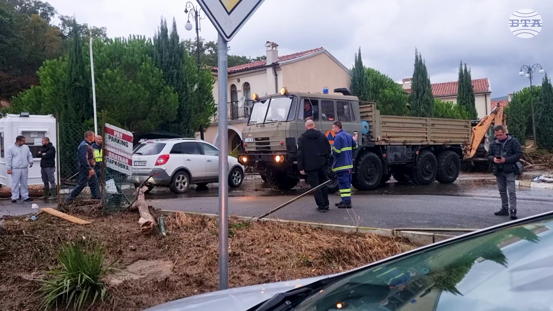 Продължава евакуацията на хора във вилно селище Елените Продължава евакуацията на хора във вилно селище Елените