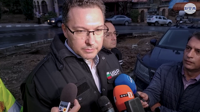 Има отнесени автомобили в морето край вилно селище Елените, съобщи министър Даниел Митов