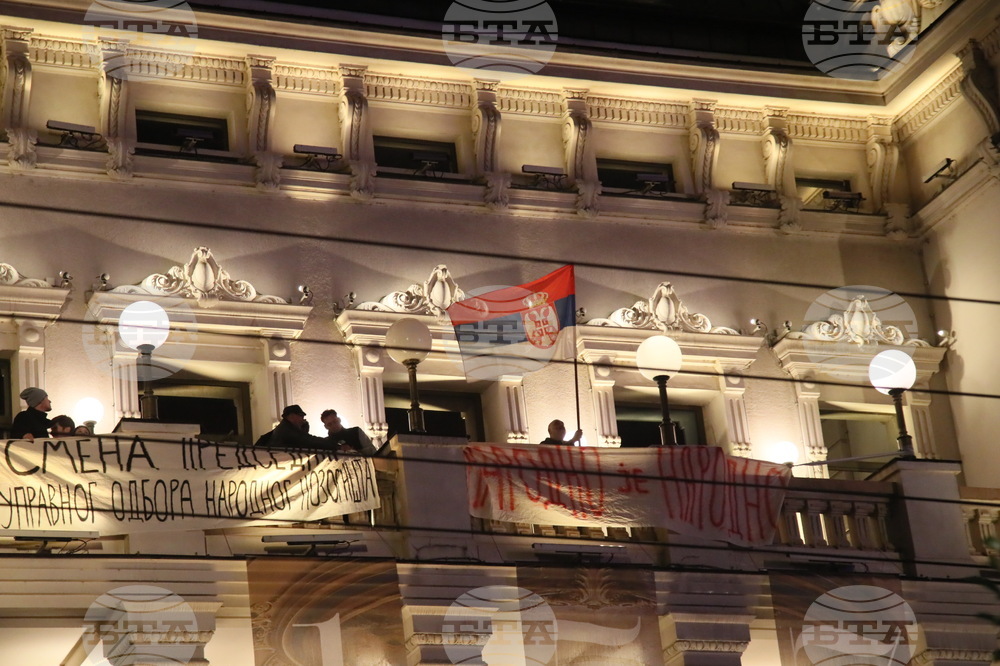Актьори от Народния театър в Сърбия излязоха на протест заради забрана да критикуват управляващите 