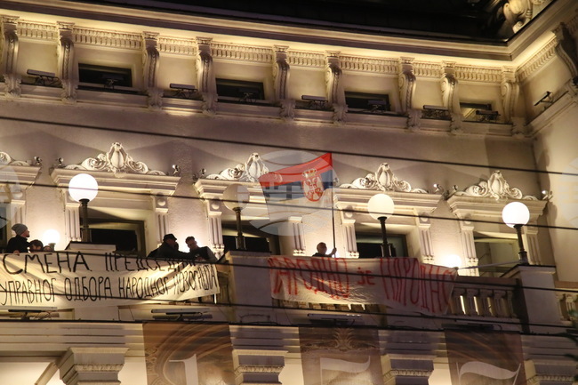 Актьори от Народния театър в Сърбия излязоха на протест заради забрана да критикуват управляващите 