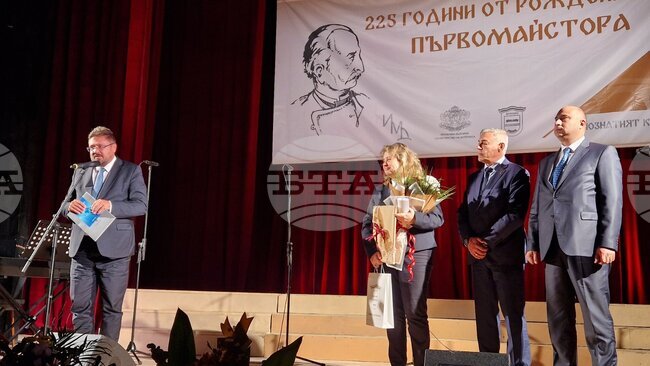 Българите ще имаме много добри новини, когато си залагаме главите за работите си, строим не дувари, а мостове помежду си и Бог е с нас, каза в Дряново генералният директор на БТА Кирил Вълчев