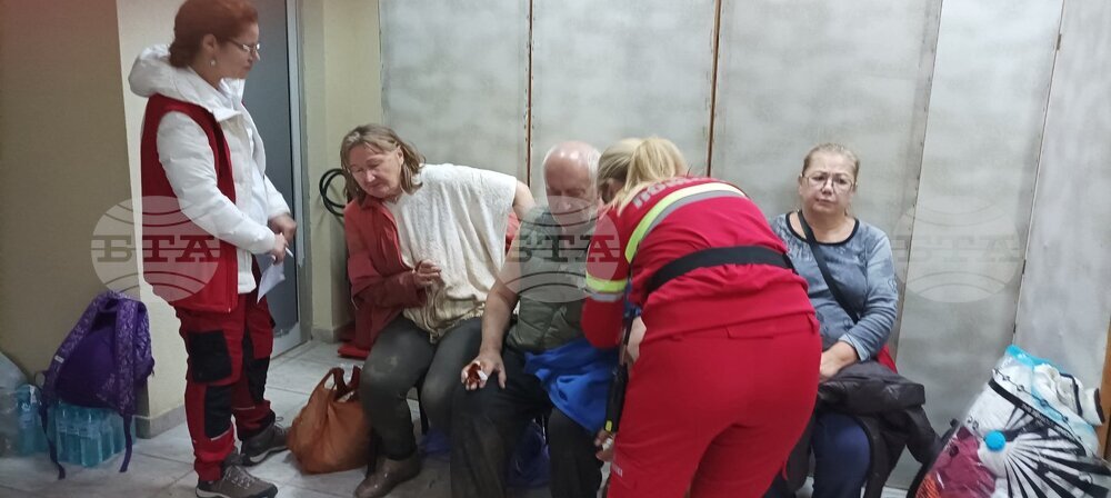 Близо 110 души получиха медицинска помощ, храна и вода в сградата на кметството в Свети Влас, след евакуация от района на ваканционно селище Елените
