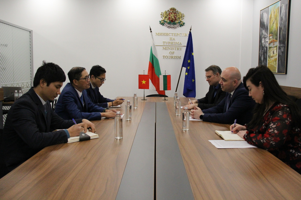 Министерство на туризма: Министър Димитров проведе среща с посланика на Виетнам До Хоанг Лонг