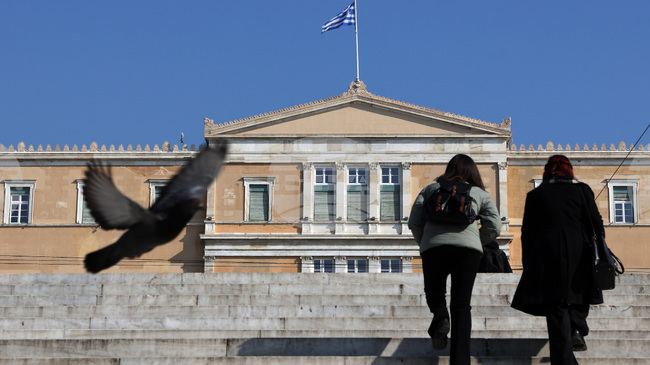 Растеж от 2,4 процента предвижда проектобюджетът на Гърция, който днес влиза в парламента