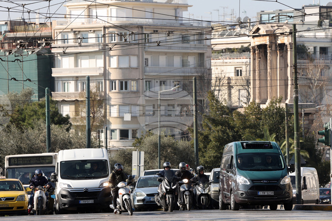 Натоварен трафик в Атина, хиляди пътуват за дългия уикенд по повод Свети Дух