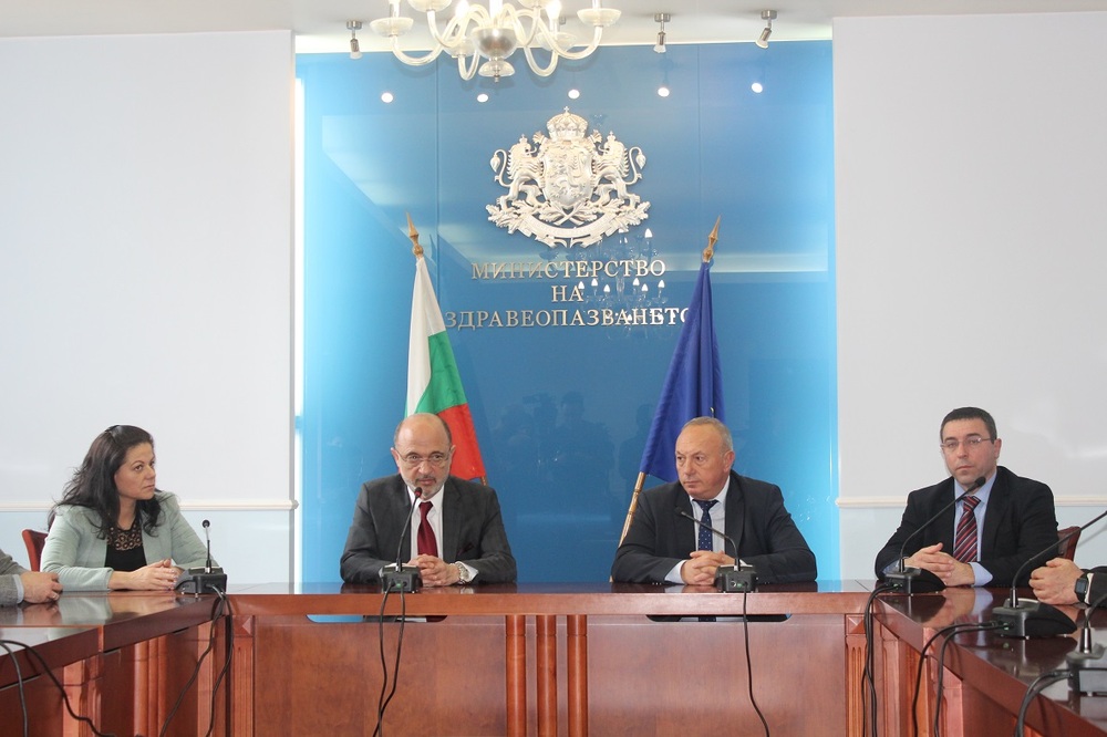 Министър Меджидиев: Предвижда се двата хеликоптера, които ще бъдат осигурени чрез лизинг, да бъдат разположени в оперативни бази – Долна Митрополия и „Враждебна“