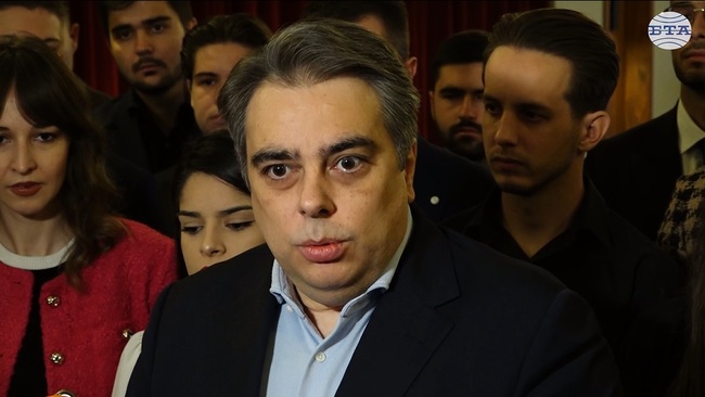 Борислав Сарафов се разпорежда незаконно с държавни средства и трябва да бъде задържан, каза председателят на ПП Асен Василев