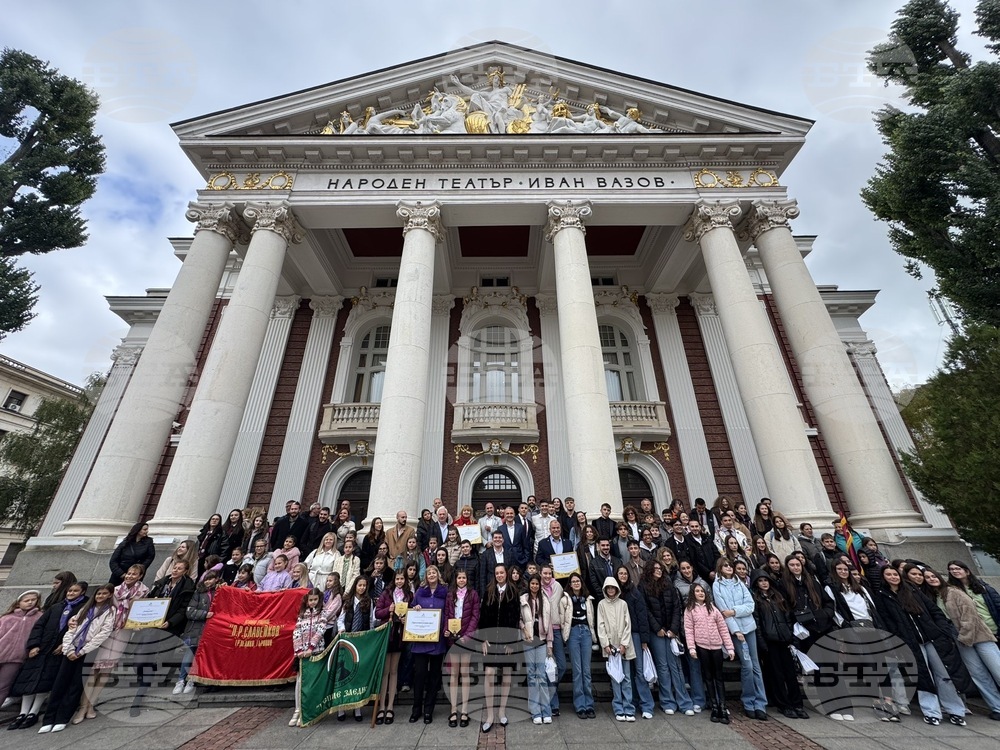 Concert at National Theatre Celebrates 4th Round of Svetilnik Initiative