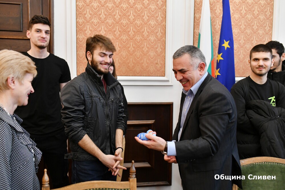 Община Сливен: Ученици от гимназия "Добри Чинтулов" посетиха Община Сливен 