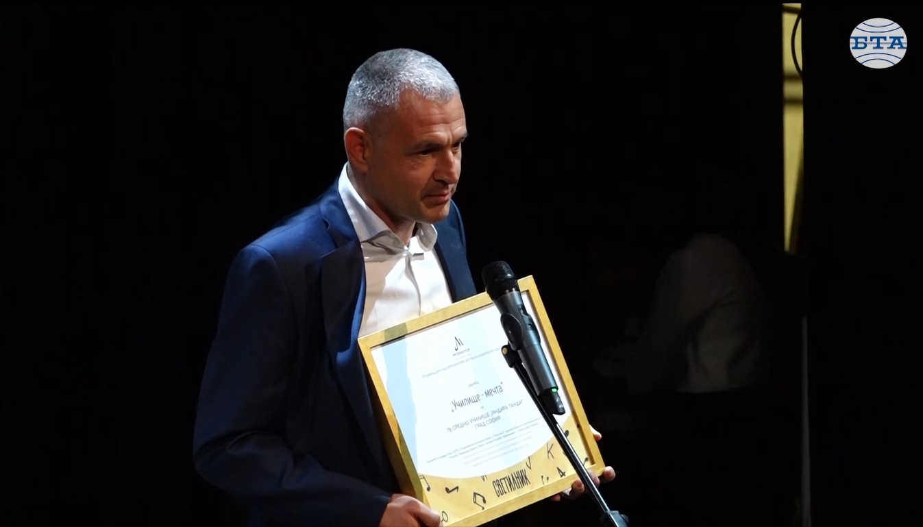 Кампанията за училищните химни "Светилник" започна преди четири години и се случва заедно с партньорите ни, каза Иван Димитров от "Музикаутор"