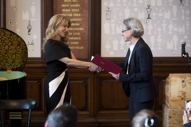 Пианистката Донка Ангъчева e удостоена със Златния почетен знак за особени заслуги към Австрия 