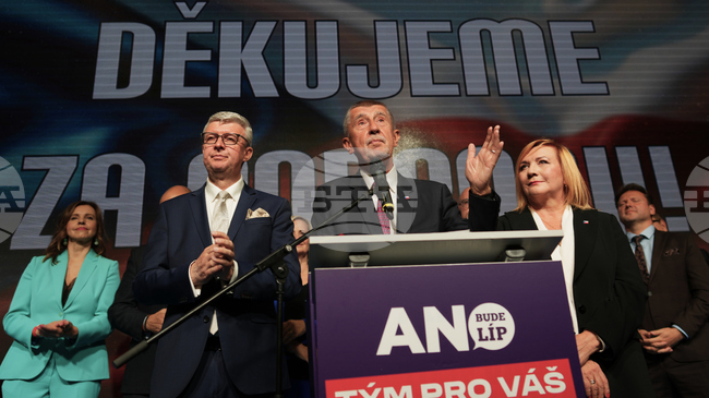 Формиращата се управляваща коалиция в Чехия подписа коалиционно споразумение; новият парламент заседава за първи път