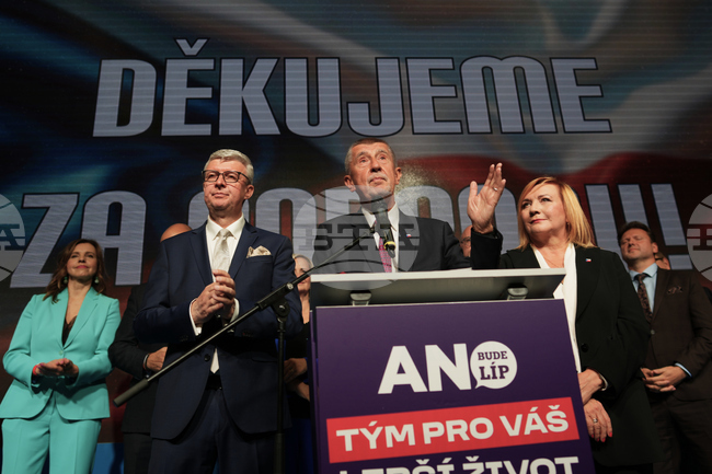 Формиращата се управляваща коалиция в Чехия подписа коалиционно споразумение; новият парламент заседава за първи път