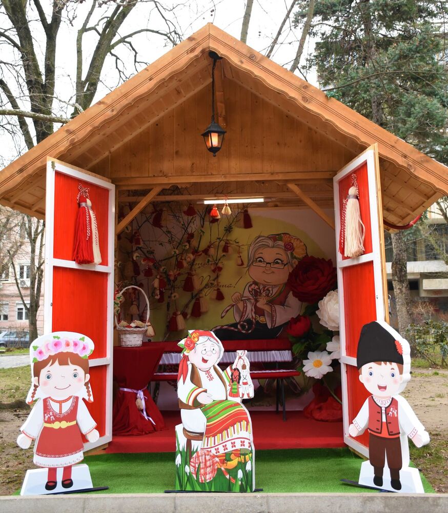 Община Благоевград: Баба Марта с къщичка в Градската градина в Благоевград, превърна я в кътче за снимки