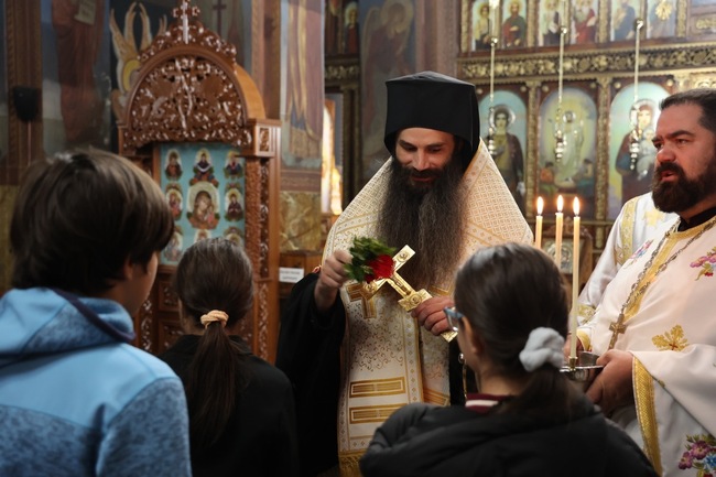 С благословението на патриарх Даниил и с водосвет бе открита новата учебна година в неделното училище на столичния храм "Възкресение Христово"