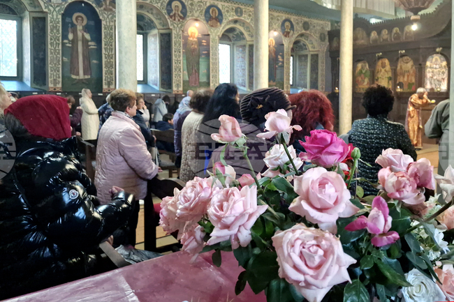 Да постъпваме с ближните си така, както искаме и те да се отнасят към нас, призоваха свещеници миряните в неделните служби 