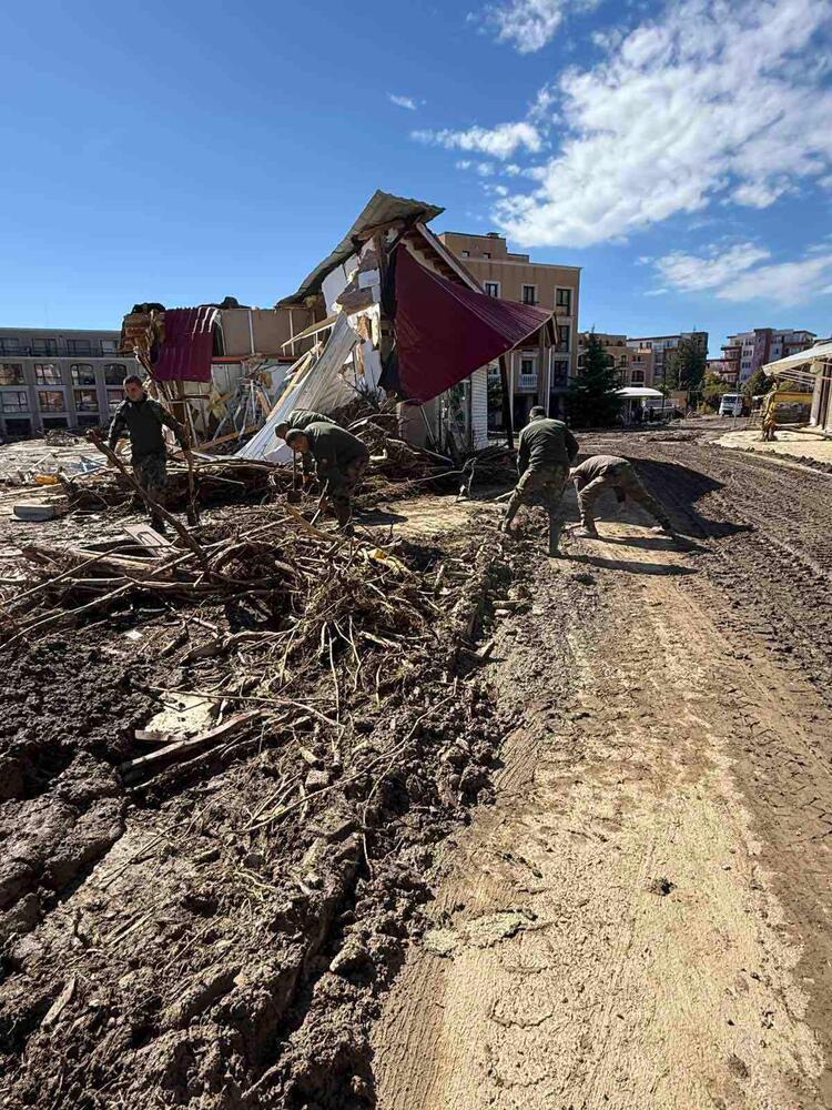 Министерство на отбраната: Втори ден военнослужещи от ВМС и КЛП помагат за преодоляване на последствията от наводненията