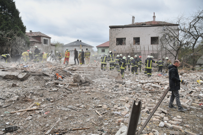 Цех в украинския град Лвов бе поразен при руския удар с ракета "Орешник", съобщи Киев