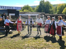 Село Бъзовец - танцово училище „Кукери“ - събор