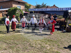 Село Бъзовец - танцово училище „Кукери“ - събор