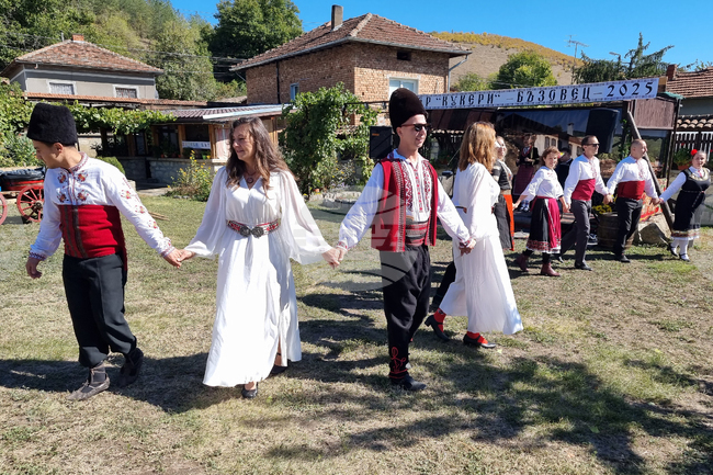 Село Бъзовец - танцово училище „Кукери“ - събор