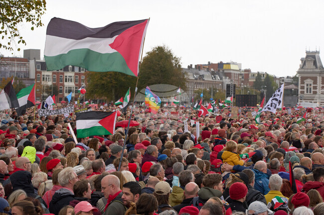 Стотици хиляди излязоха на протест в Амстердам срещу войната в Газа