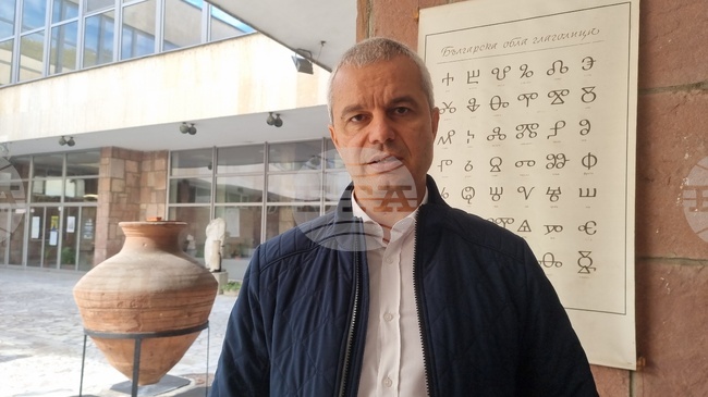 Възстановяване на доверието между народа и властта е посоката, в която "Възраждане" е поела, каза Костадин Костадинов в Пазарджик 