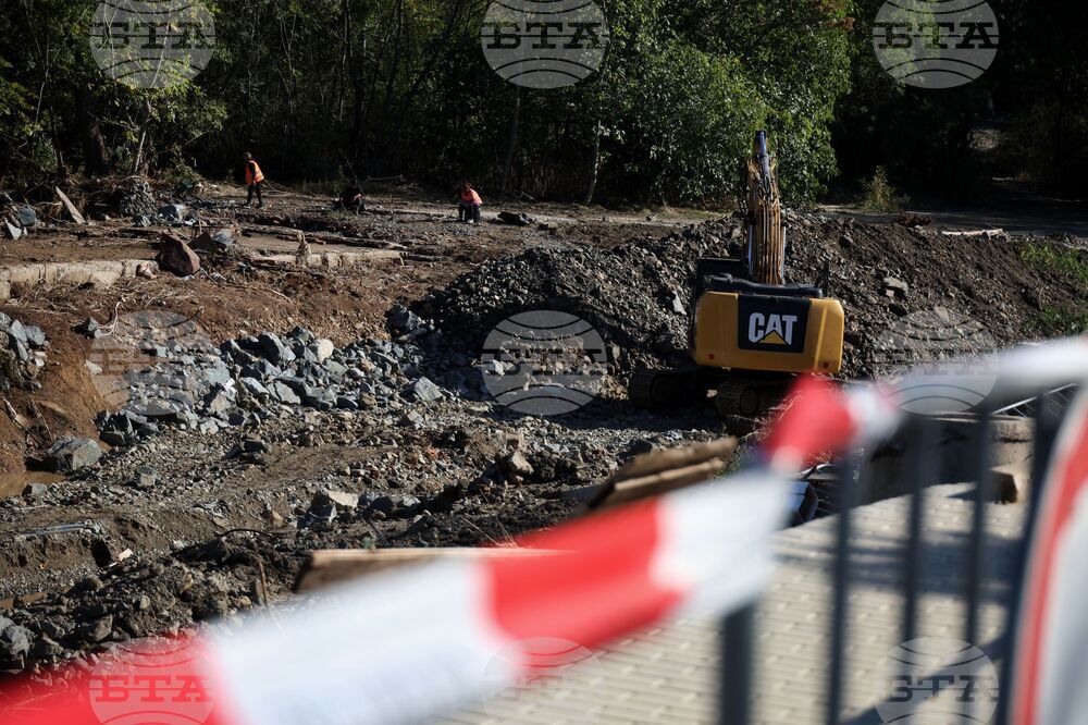 Има наводнения в ниските части на село Лозенец, съобщиха от Община Царево