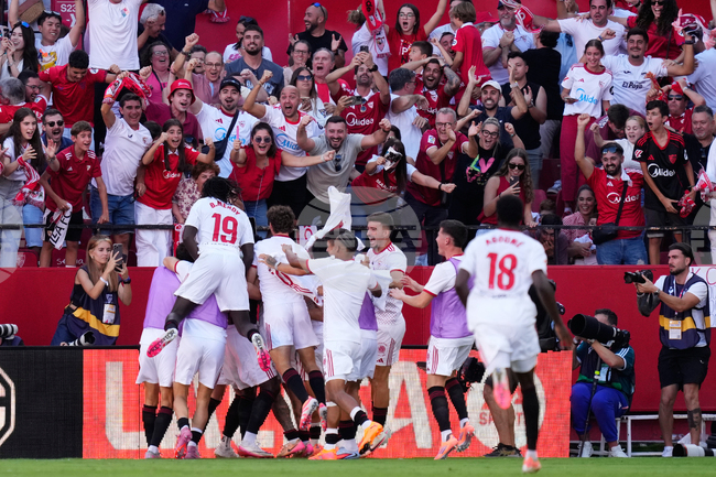 Севиля стигна до точка срещу Елче с две попадения на Ейкър Адамс през второто полувреме