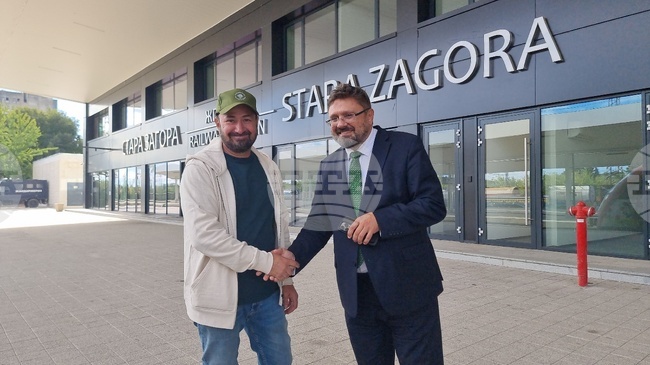 Stefan Valdobrev, The Usual Suspects Record Song at Stara Zagora Railway Station
