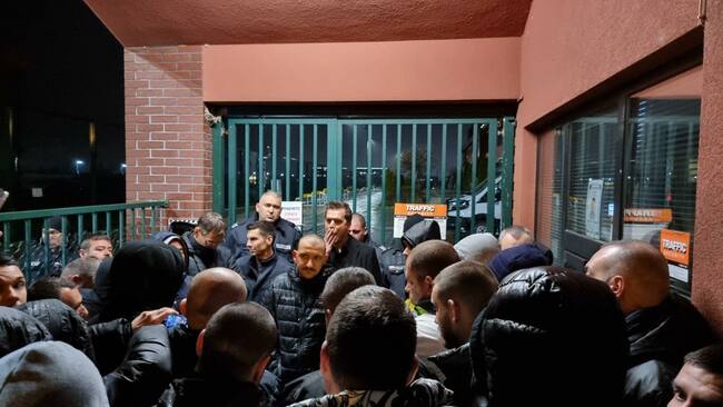 Фенове на Ботев Пловдив се събраха пред клубната база в Коматево след трансфера на Тодор Неделев в Лудогорец