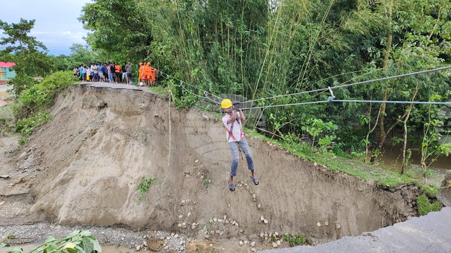 Най-малко 15 души са загинали в северна Индия, след като свлачище е затрупало автобус 