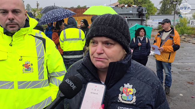 Зам.-кметът Надежда Бобчева инструктира доброволци, които ще помагат при сметосъбирането в столичните райони „Люлин“ и „Красно село“