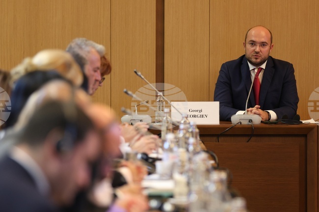 За да бъде гарантирано демократичното общество, трябва да бъде елиминиран корупцонният натиск и организираната престъпност, каза Георги Георгиев