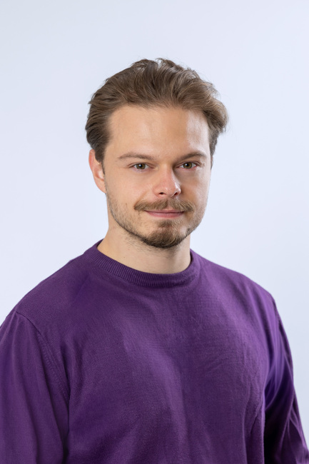 Британският възпитаник Никола Николов се завръща в родния Търговище и дебютира в театъра с две роли