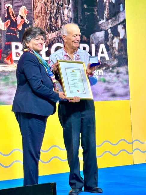 Посланикът на България в Полша връчи медал „Иван Вазов“ на Кольо Цанев за разпространение на българския фолклор и традиции