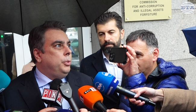 Асен Василев, Лена Бориславова и Кирил Петков отидоха да дадат доброволно показания в КПК, те не бяха разпитани